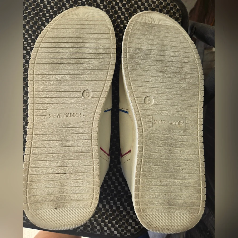 Steve Madden White and Pink Sneakers with Classic Appeal Excellent Conditions‎